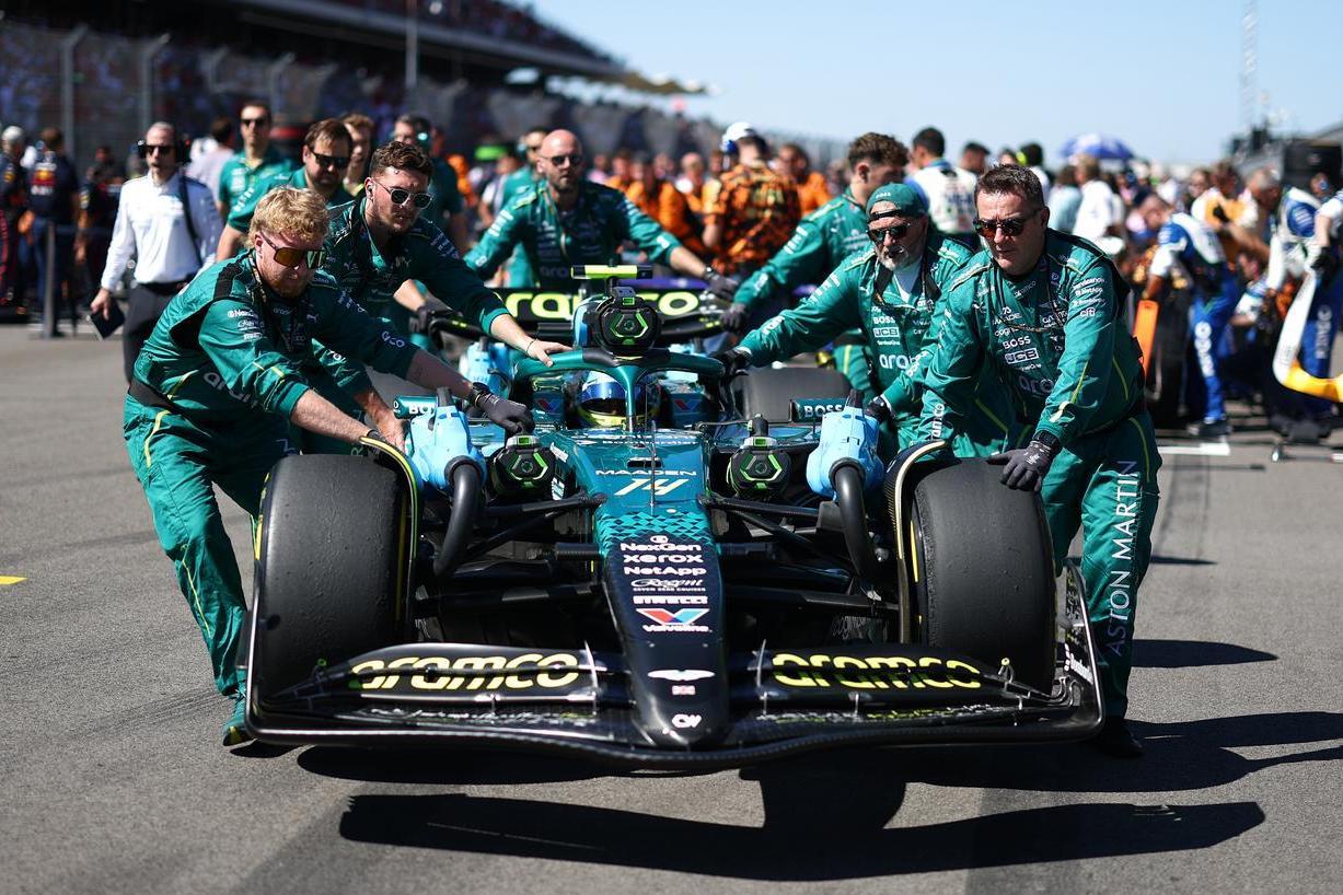 アストンマーティン、F1予算上限の規則違反を認める - 他チームへの憶測が飛び交う中