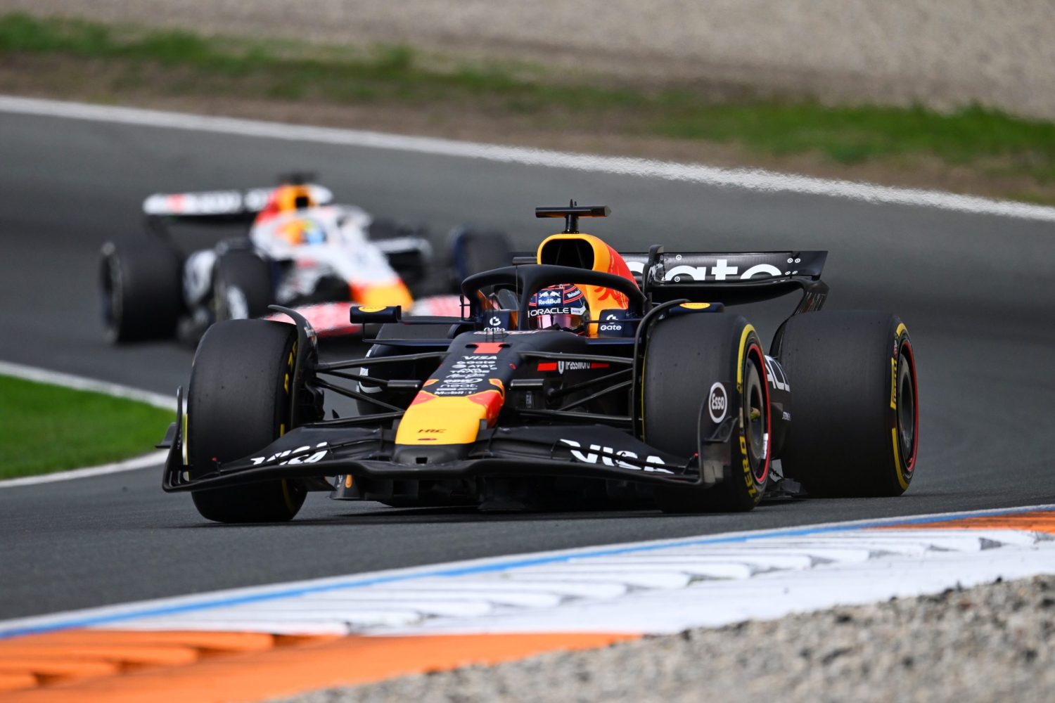 Verstappen Allarmato dal Ritmo Red Bull: "Non Dovremmo Lottare con la Racing Bulls"