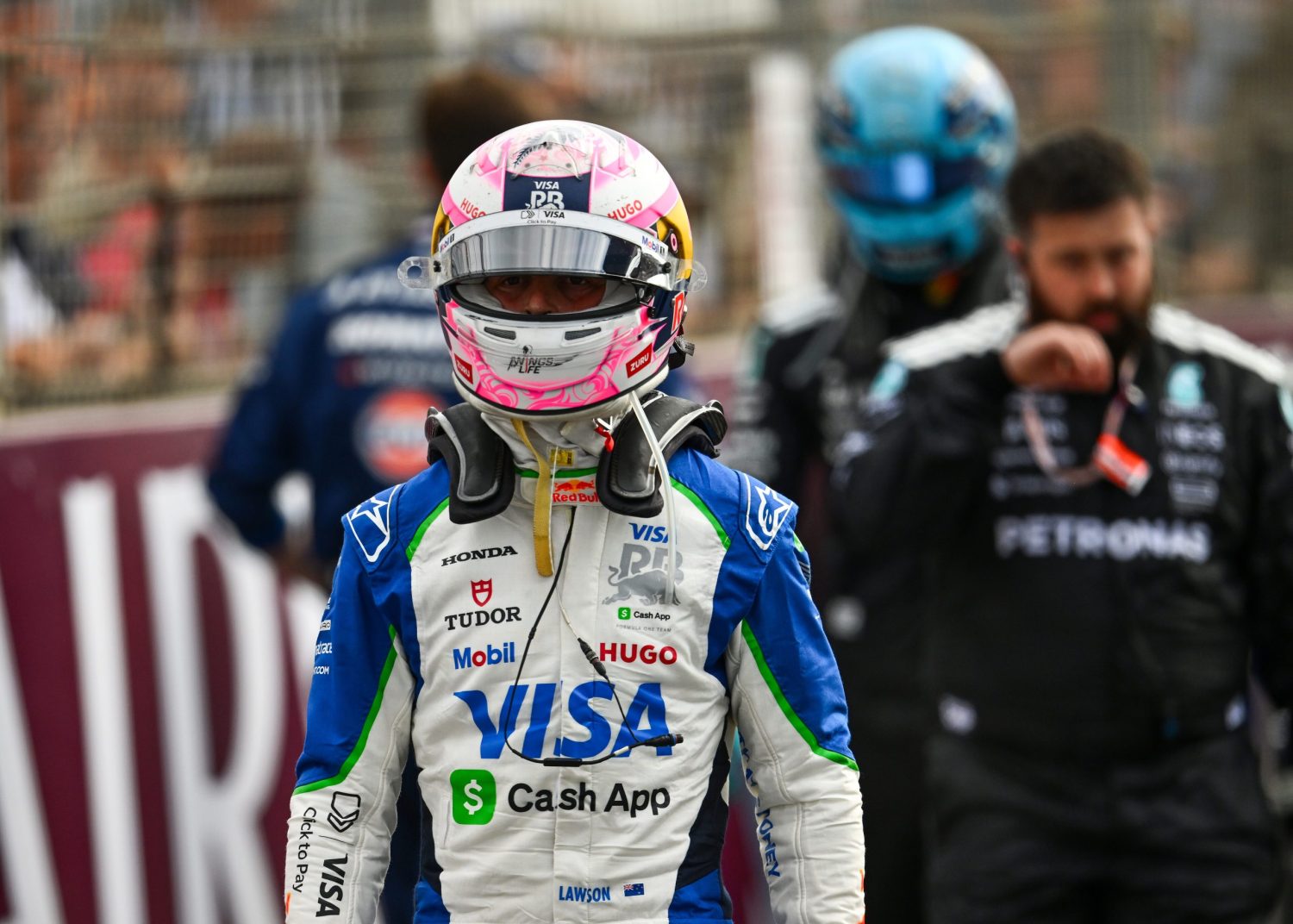 Lawson Responde a Sainz por la Ira por Penalización: "Debería Hablar Conmigo"