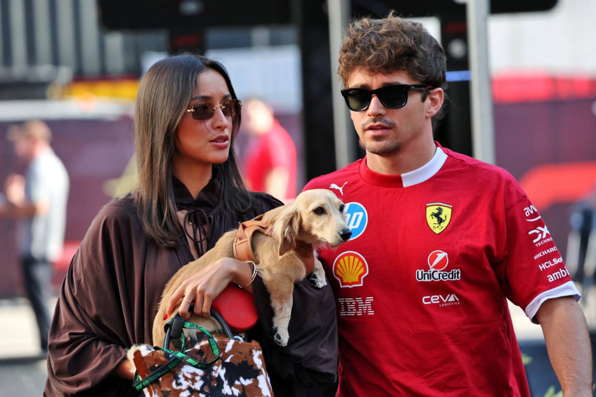 Charles Leclerc fica noivo de Alexandra Saint Mleux, com o cão Leo roubando a cena