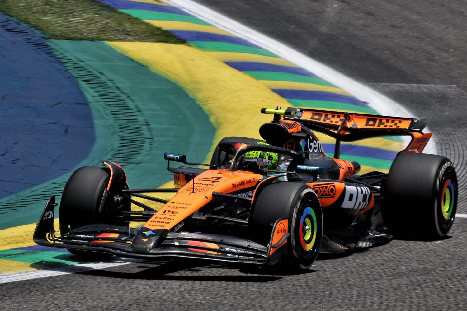 Norris lidera un 1-2 de McLaren en los libres del GP de Sao Paulo, con Piastri muy cerca