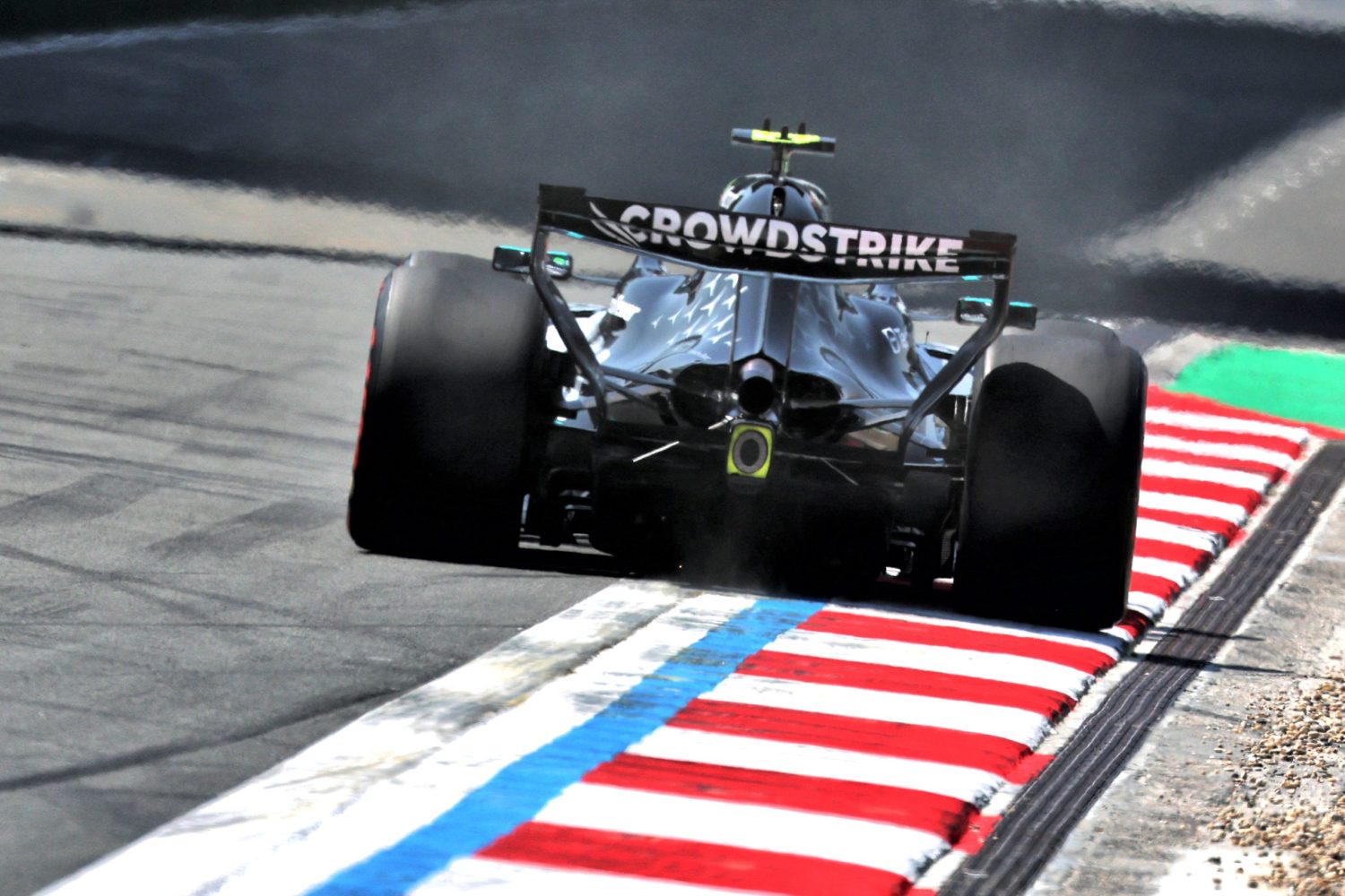 诺里斯驳斥汉密尔顿'派对模式'猜测,梅赛德斯排位赛统治力引发争论