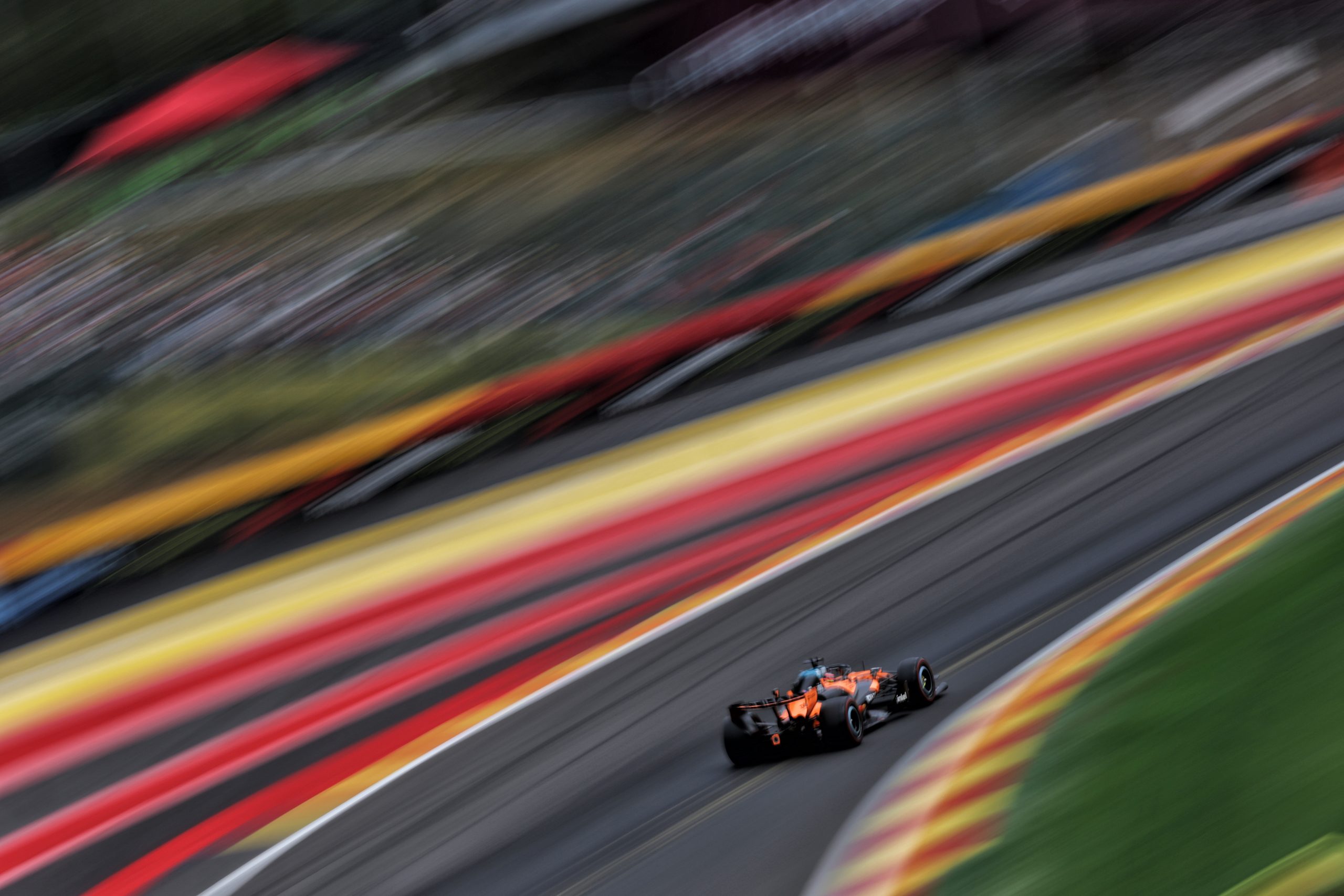Dinámica de velocidad en Spa: Mercedes domina mientras Red Bull sufre